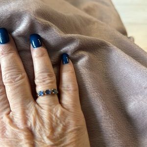 Sapphire / yellow gold ring